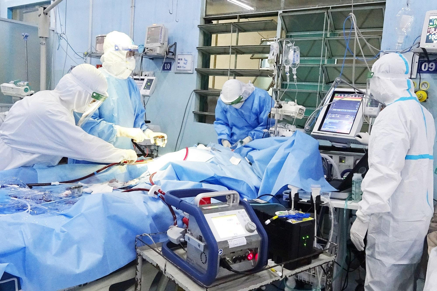 Bác sĩ đặt ECMO thời điểm sản phụ rơi vào nguy kịch vì COVID-19 (ảnh: BVCC) Bác sĩ đặt ECMO thời điểm sản phụ rơi vào nguy kịch vì COVID-19 (ảnh: BVCC)