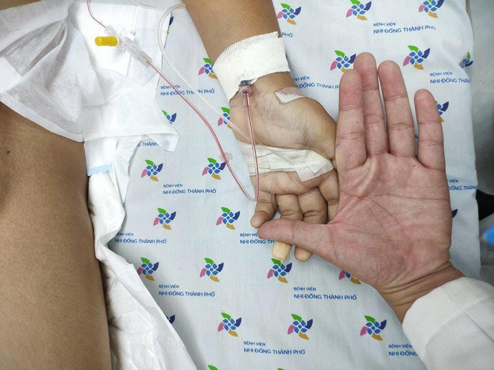 Bàn tay bệnh nhi trắng nhợt dù đã liên tục được truyền máu và chế phẩm máu bổ sung Bàn tay bệnh nhi trắng nhợt dù đã liên tục được truyền máu và chế phẩm máu bổ sung