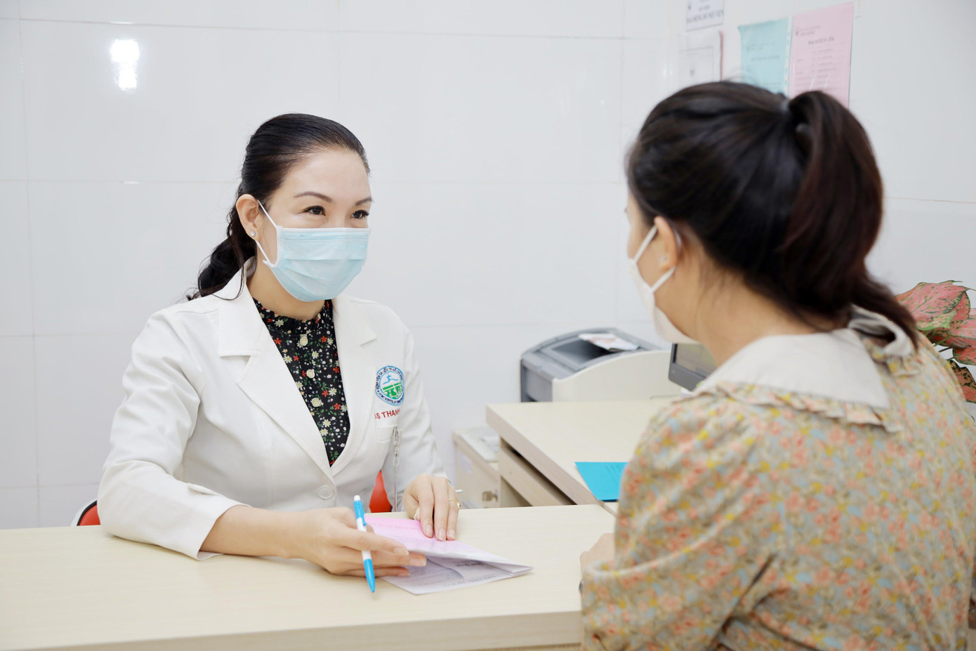 BS Thanh Thơ thăm khám cho bệnh nhân tại khoa Lâm sàng 3, Bệnh viện Da Liễu