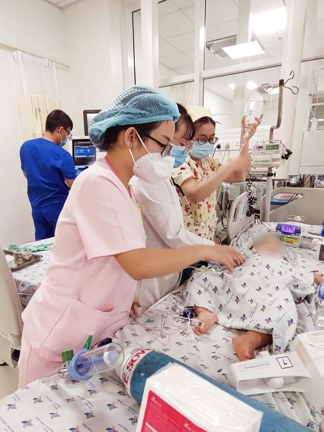 Bệnh nhi đang được các y bác sĩ nỗ lực điều trị với hy vọng hạn chế tối đa di chứng sau đuối nước