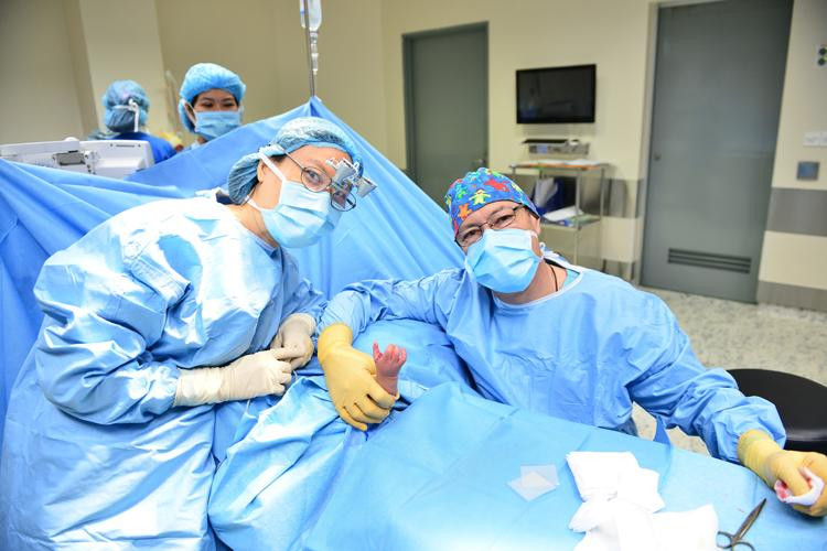 BS Stéphane Guero thực hiện cuộc phẫu thuật bàn tay cho bệnh nhi Việt Nam BS Stéphane Guero thực hiện cuộc phẫu thuật bàn tay cho bệnh nhi Việt Nam