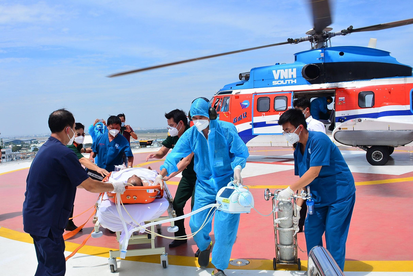Bệnh nhân được trực thăng chuyển từ đảo về đất liền điều trị sáng 24/2