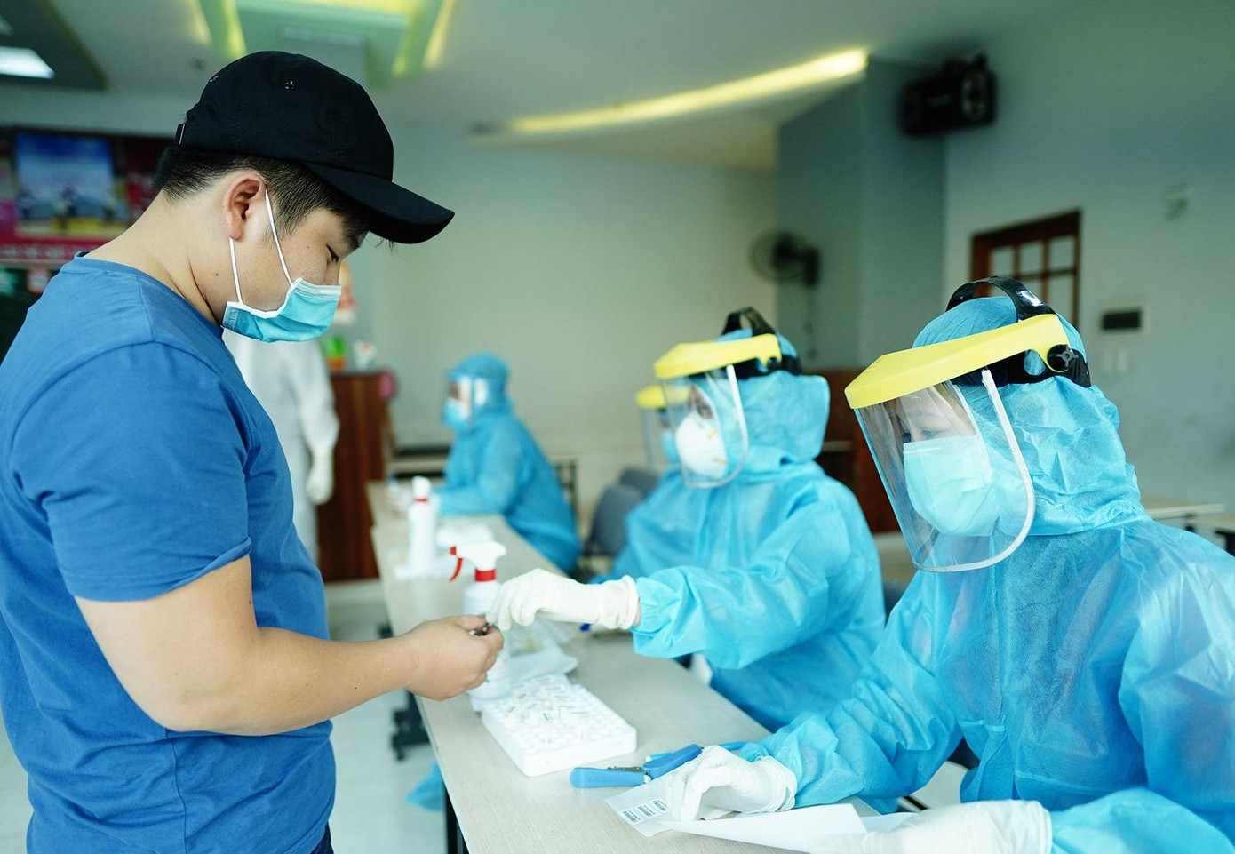 Bệnh nhân mắc COVID-19 đang có xu hướng gia tăng trở lại sau thời gian dài tạm lắng Bệnh nhân mắc COVID-19 đang có xu hướng gia tăng trở lại sau thời gian dài tạm lắng