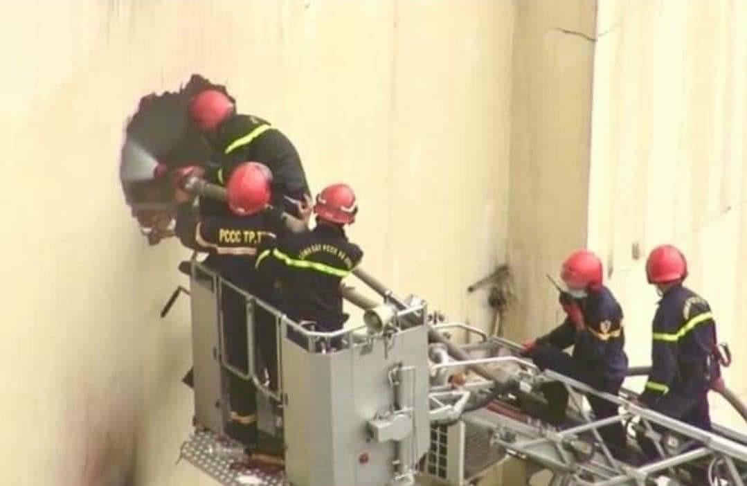 Việc tiếp cận hiện trường vụ cháy gặp rất nhiều khó khăn (ảnh: Hương Chi) Việc tiếp cận hiện trường vụ cháy gặp rất nhiều khó khăn (ảnh: Hương Chi)