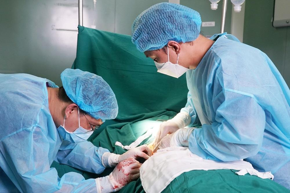 Các bác sĩ đã tiến hành tháo mủ, xử lý tình trạng nhiễm trùng giúp bệnh nhân qua nguy kịch