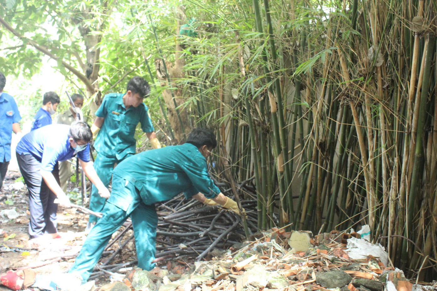 Vệ sinh môi trường, diệt lăng quăng, muỗi truyền bệnh để ngăn chặn SXH (Ảnh: Phạm Nguyễn) Vệ sinh môi trường, diệt lăng quăng, muỗi truyền bệnh để ngăn chặn SXH (Ảnh: Phạm Nguyễn)