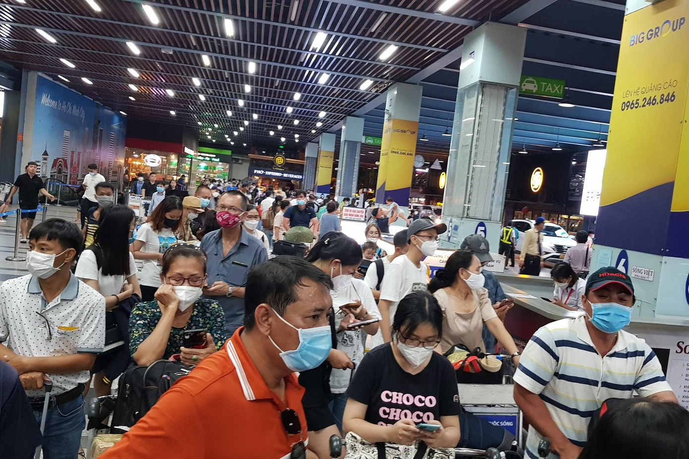 Ngày 22/7 hành khách chờ từ chiều đến tối vẫn chưa đến lượt đón xe rời sân bay (ảnh: Vân Sơn)