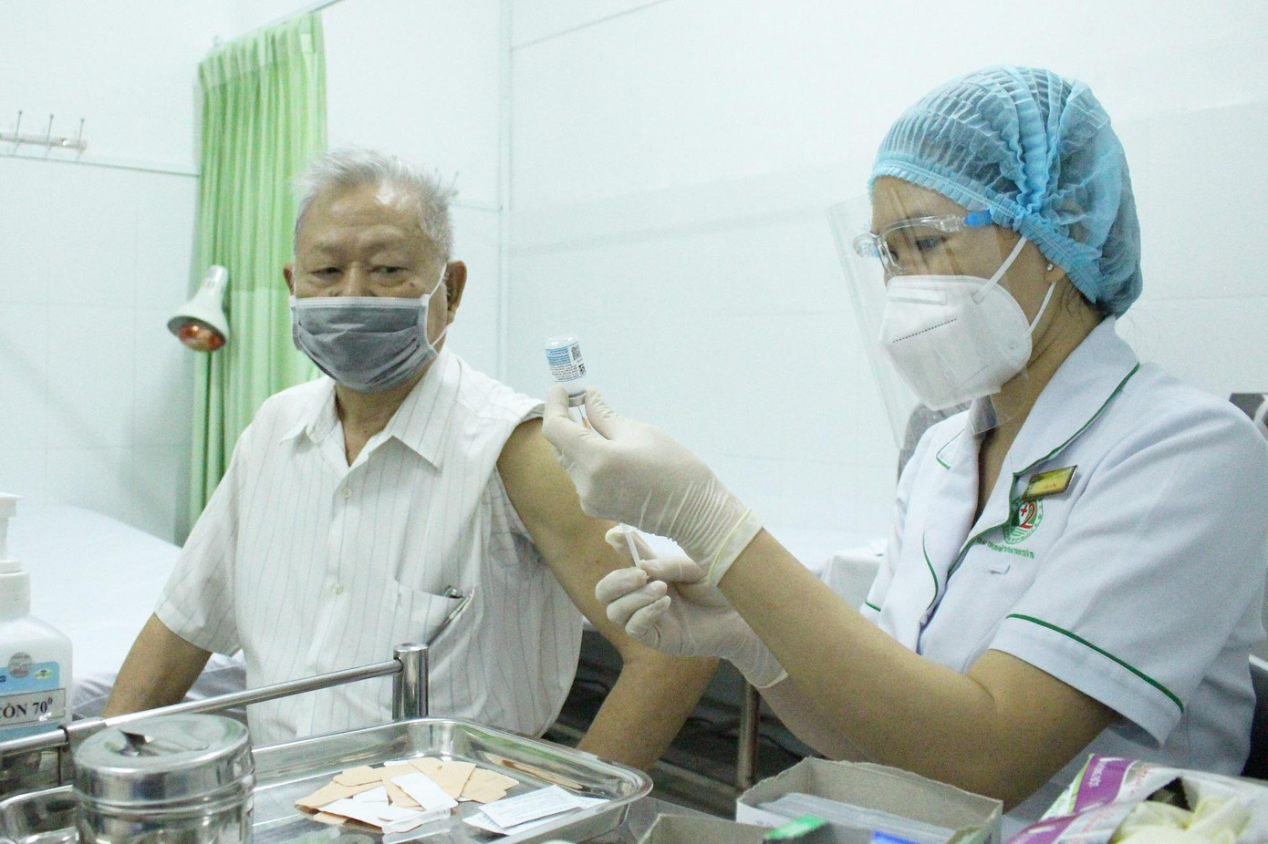 Người trong nhóm nguy cơ cao cần chủ động chích vắc xin ngừa COVID-19 để bảo vệ sức khỏe Người trong nhóm nguy cơ cao cần chủ động chích vắc xin ngừa COVID-19 để bảo vệ sức khỏe