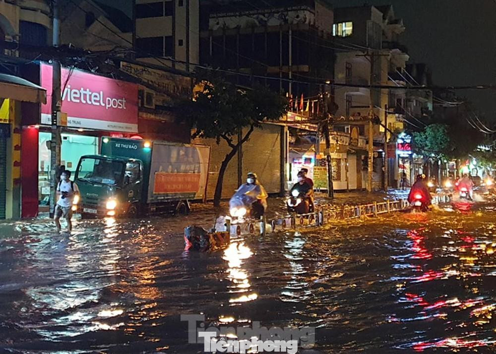 Nhiều tuyến đường tại TPHCM cứ mưa là ngập, ảnh hưởng lớn đến đời sống người dân (ảnh: Ngô Bình) Nhiều tuyến đường tại TPHCM cứ mưa là ngập, ảnh hưởng lớn đến đời sống người dân (ảnh: Ngô Bình)