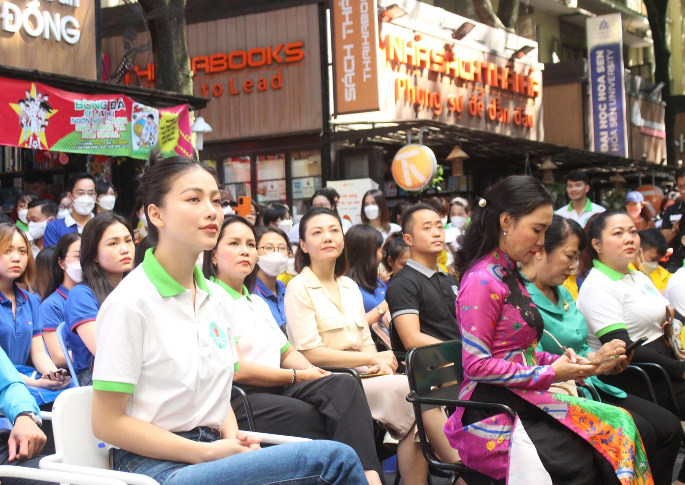 Hoa hậu trái đất năm 2018 Nguyễn Phương Khánh (ngồi hàng đầu, ngoài cùng bên trái) là đại sứ của chương trình "Sức khỏe tinh thần - Y tế gần dân" Hoa hậu trái đất năm 2018 Nguyễn Phương Khánh (ngồi hàng đầu, ngoài cùng bên trái) là đại sứ của chương trình "Sức khỏe tinh thần - Y tế gần dân"