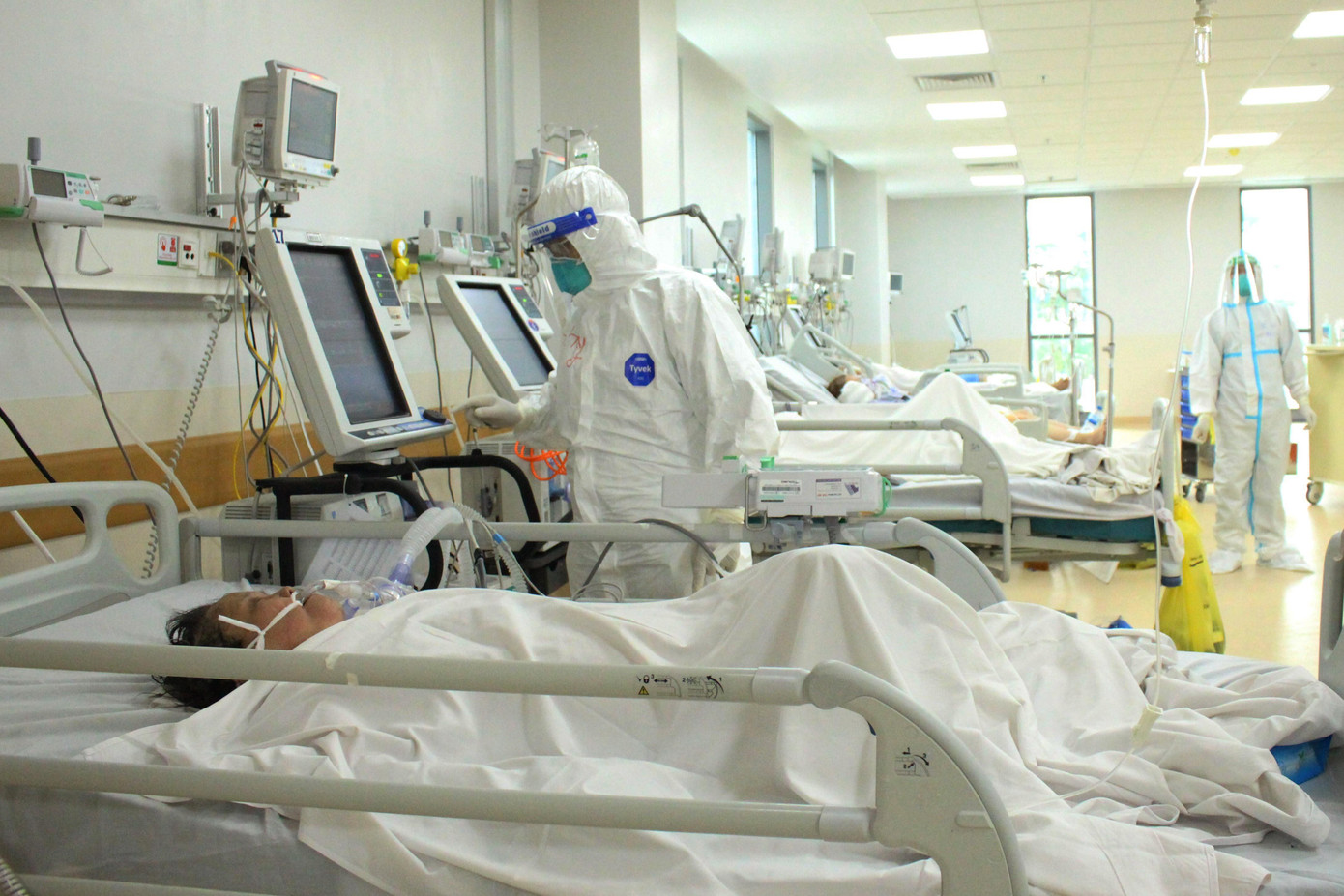 Bệnh viện Hồi sức COVID-19 đã hoàn thành sứ mệnh trong cuộc chiến chống dịch Bệnh viện Hồi sức COVID-19 đã hoàn thành sứ mệnh trong cuộc chiến chống dịch