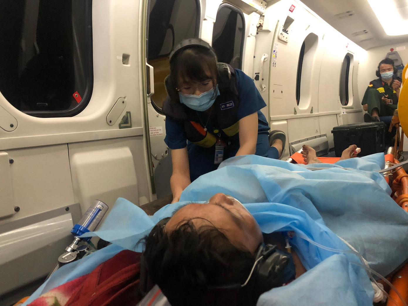 Ngư dân bị đột quỵ đã được vận chuyển bằng trực thăng cấp cứu về đất liền