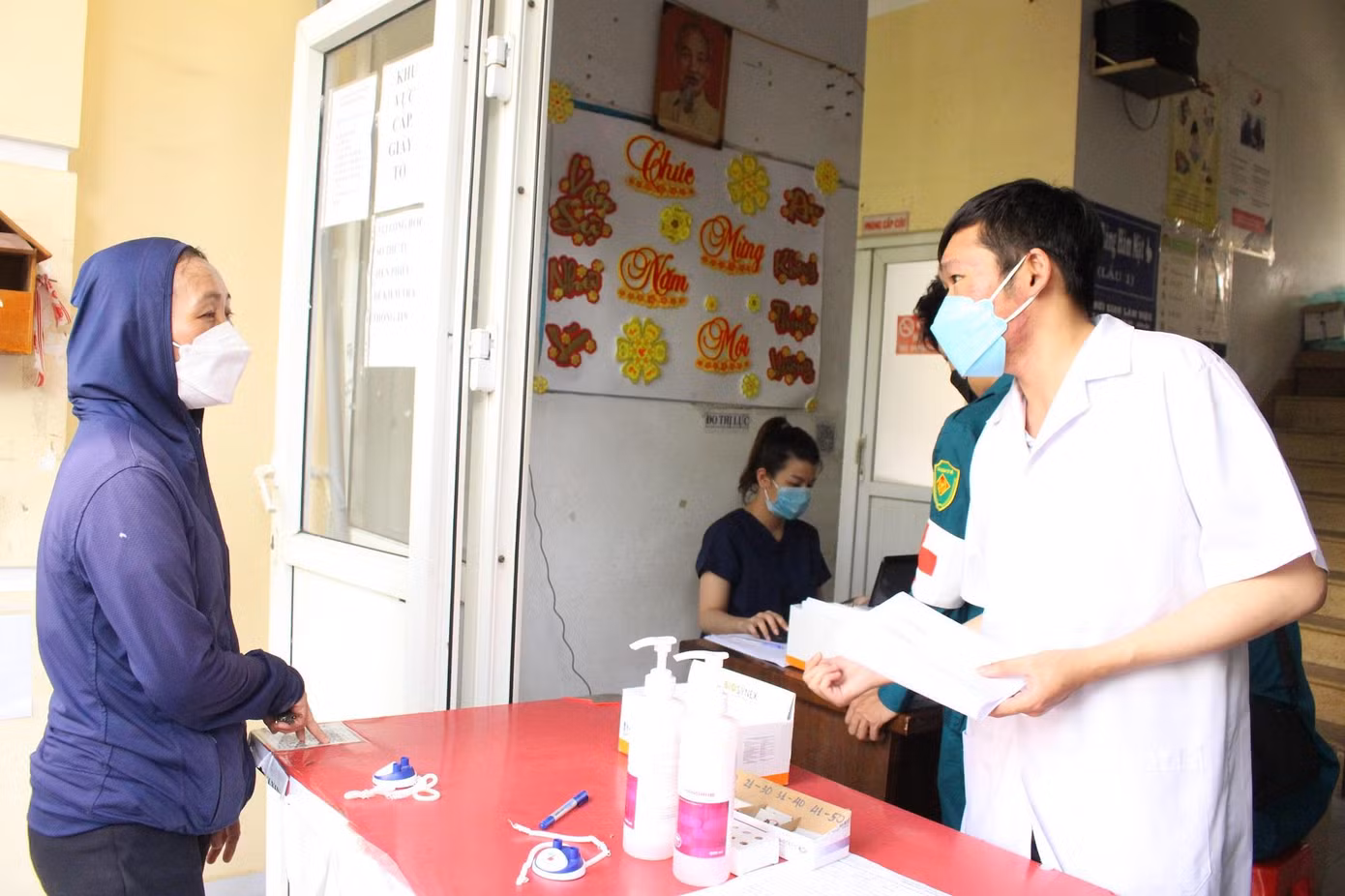 Trạm y tế thiếu thuốc trong danh mục bảo hiểm chi trả là một trong những nguyên nhân khiến người bệnh phải lên tuyến trên khám và điều trị Trạm y tế thiếu thuốc trong danh mục bảo hiểm chi trả là một trong những nguyên nhân khiến người bệnh phải lên tuyến trên khám và điều trị
