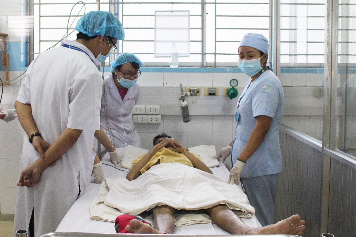 Một trường hợp mắc SXH diễn tiến nặng chuyển đến bệnh viện cấp cứu