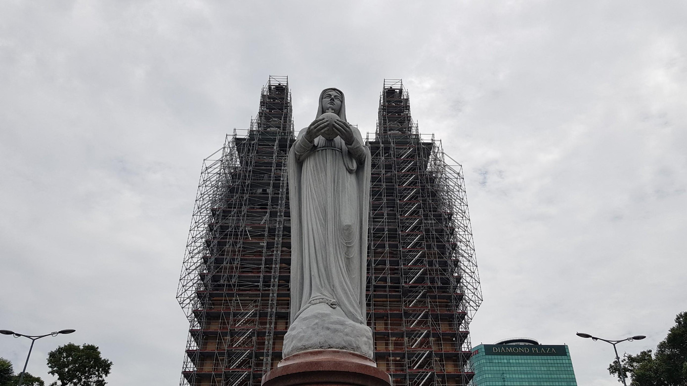 Tượng Đức Mẹ Hòa Bình đặt trong khu vực công viên phía trước nhà thờ Tượng Đức Mẹ Hòa Bình đặt trong khu vực công viên phía trước nhà thờ