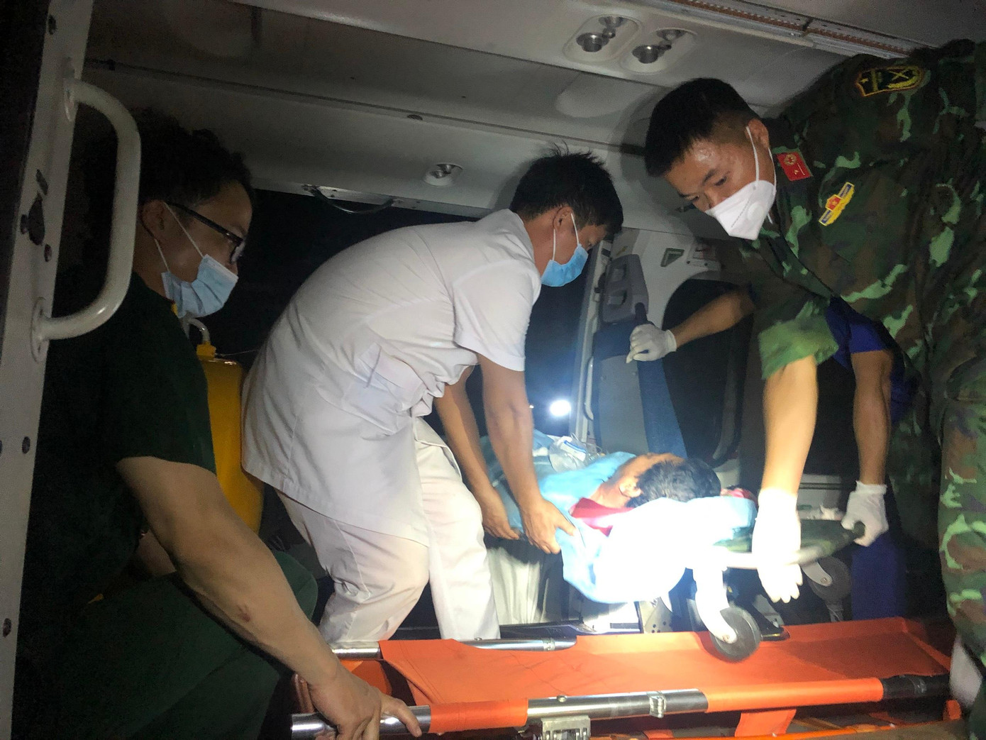 Ê kíp bác sĩ quân y cùng tổ bay đã khẩn trương làm nhiệm vụ chuyển bệnh trong đêm
