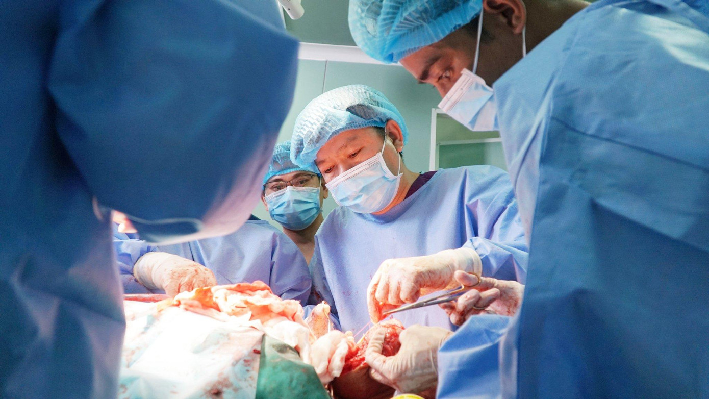 Sau 6 giờ chạy đua với tử thần, các bác sĩ đã giúp bệnh nhân qua được cơn nguy kịch Sau 6 giờ chạy đua với tử thần, các bác sĩ đã giúp bệnh nhân qua được cơn nguy kịch