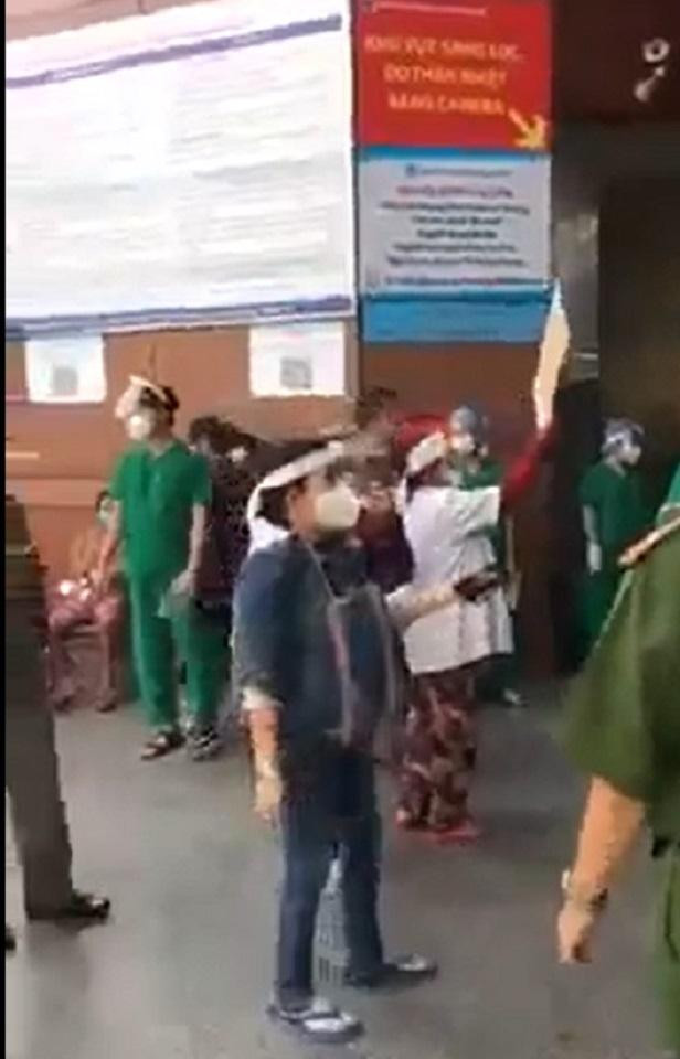 Gia đình người quá cố đã đội khăn tang đến bệnh viện Đại học Y Dược TPHCM đề nghị làm rõ những vấn đề liên quan Gia đình người quá cố đã đội khăn tang đến bệnh viện Đại học Y Dược TPHCM đề nghị làm rõ những vấn đề liên quan