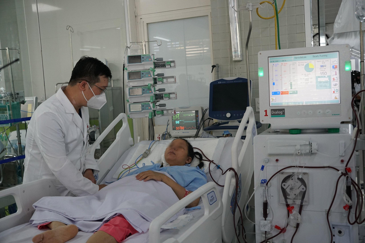 Nữ bệnh nhân may mắn vượt qua được tình trạng nguy kịch sau khi được bác sĩ điều trị tích cực Nữ bệnh nhân may mắn vượt qua được tình trạng nguy kịch sau khi được bác sĩ điều trị tích cực