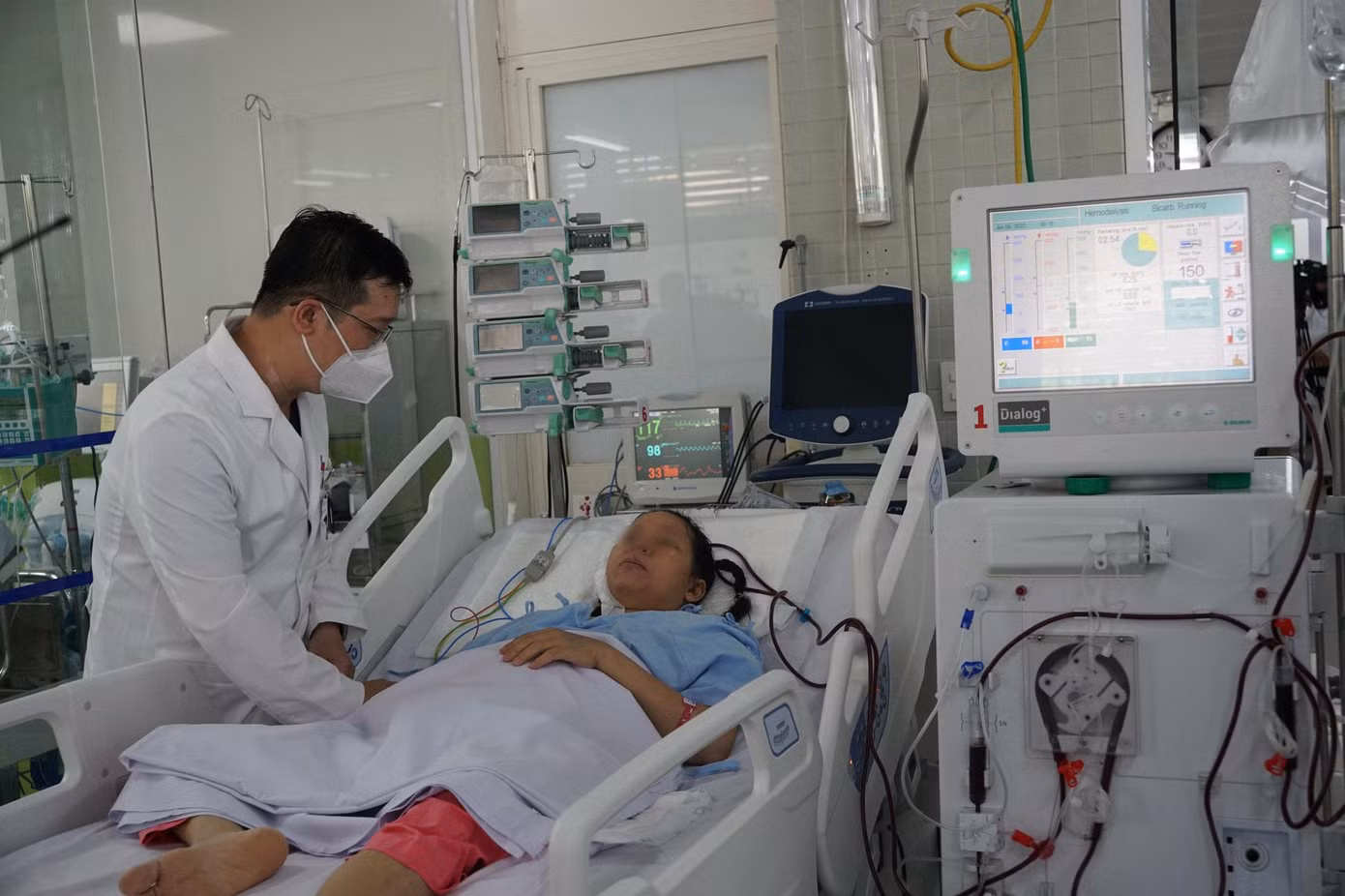 Nữ bệnh nhân may mắn vượt qua được tình trạng nguy kịch sau khi được bác sĩ điều trị tích cực