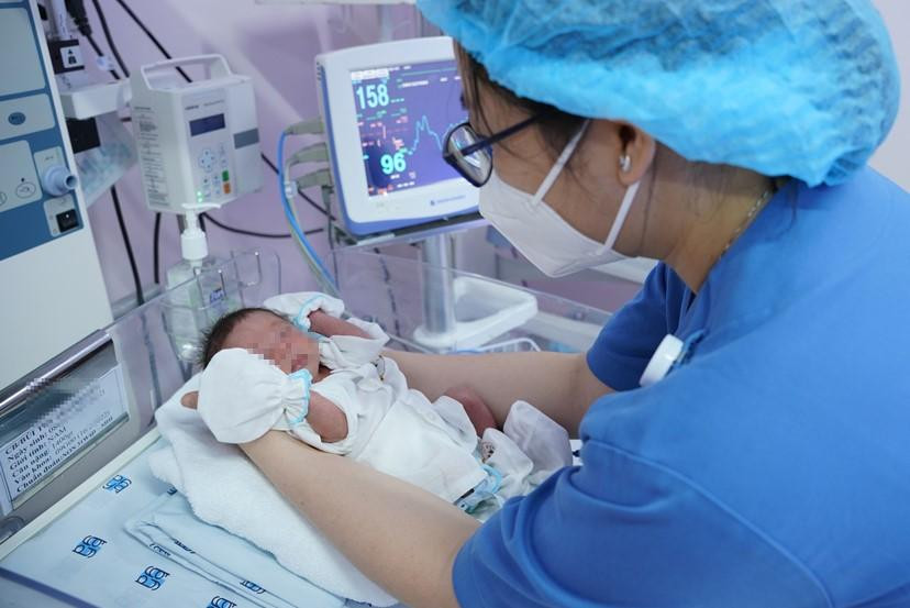 Bé trai đã chào đời an toàn nhờ tình yêu thương và bất chấp nguy hiểm bản thân của người mẹ Bé trai đã chào đời an toàn nhờ tình yêu thương và bất chấp nguy hiểm bản thân của người mẹ