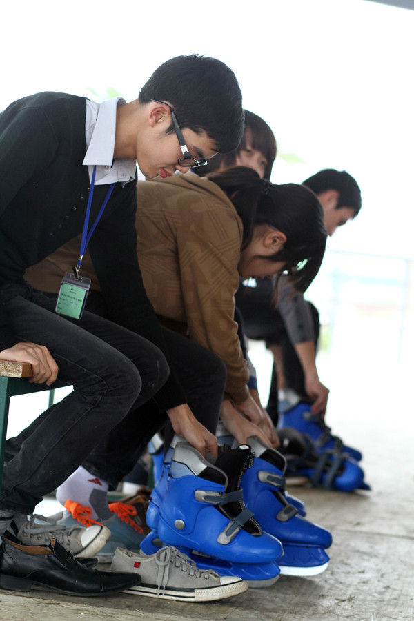 Chuẩn bị vào sân thử xem cảm giác trượt băng khác so với khi xem trên ti vi như thế nào