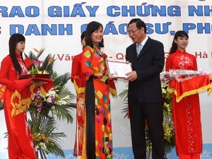 Trao giấy chứng nhận chức danh Phó Giáo sư. (Ảnh: Anh Tuấn/TTXVN)