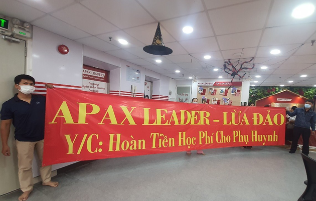 Phụ huynh trong lần phản đối hệ thống Apax Leaders tại TPHCM (ảnh: PHCC) Phụ huynh trong lần phản đối hệ thống Apax Leaders tại TPHCM (ảnh: PHCC)