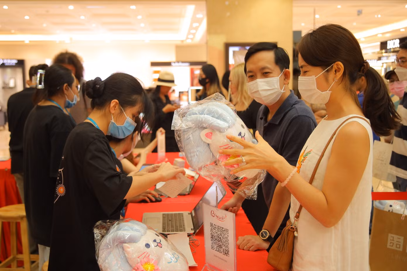 Nhiều sản phẩm mang tính đặc trưng của đảo quốc sư tử thu hút người dân.