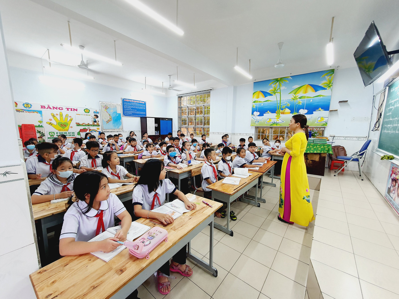 Nhiều quận, huyện ở TPHCM chưa đạt chỉ tiêu 300 phòng học/10.000 dân khiến nhiều lớp học bị quá tải, chật hẹp (ảnh: Nguyễn Dũng) Nhiều quận, huyện ở TPHCM chưa đạt chỉ tiêu 300 phòng học/10.000 dân khiến nhiều lớp học bị quá tải, chật hẹp (ảnh: Nguyễn Dũng)