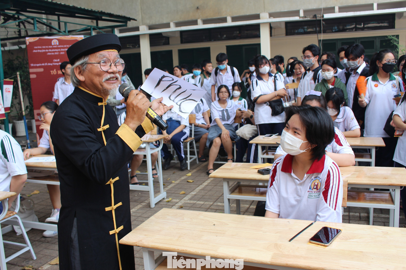 Các em học sinh thích thú khi được trải nghiệm viết thư pháp