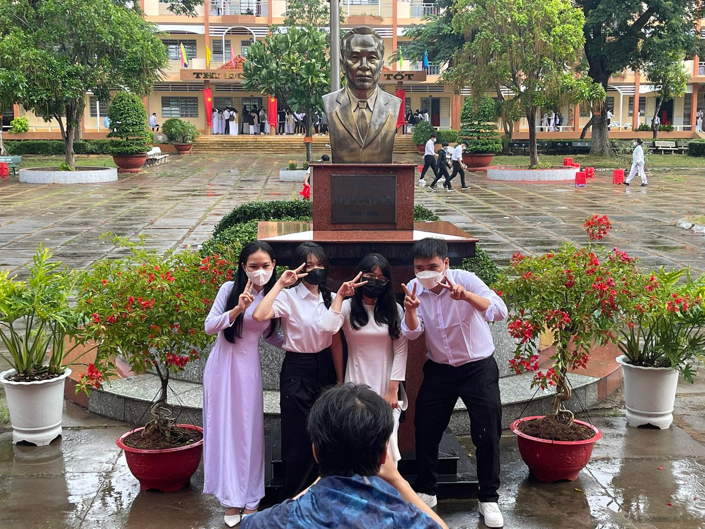 Do xuất hiện cơn mưa lớn vào sáng sớm nên lễ khai giảng tại Trường THPT Nguyễn Hữu Thọ, huyện Bến Lức, tỉnh Long An kết thúc sớm hơn bình thường.