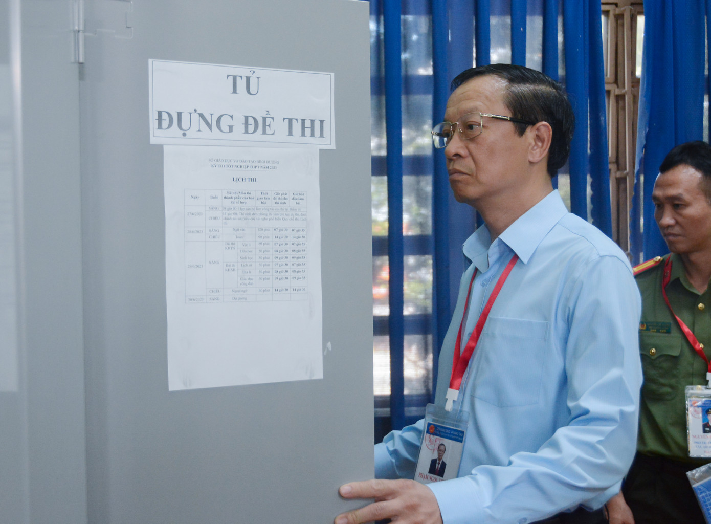 Thứ trưởng Phạm Ngọc Thưởng - Trưởng Ban Chỉ đạo quốc gia Kỳ thi tốt nghiệp THPT năm 2023 kiểm tra tủ đựng đề thi Thứ trưởng Phạm Ngọc Thưởng - Trưởng Ban Chỉ đạo quốc gia Kỳ thi tốt nghiệp THPT năm 2023 kiểm tra tủ đựng đề thi