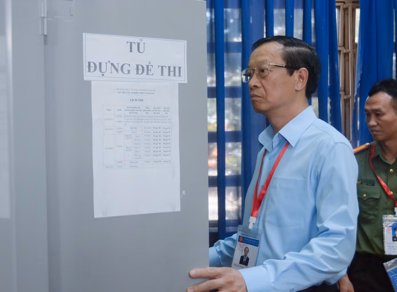 Thứ trưởng Phạm Ngọc Thưởng - Trưởng Ban Chỉ đạo quốc gia Kỳ thi tốt nghiệp THPT năm 2023 kiểm tra tủ đựng đề thi