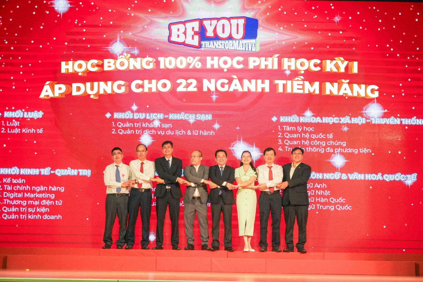Các doanh nghiệp cùng đồng hành hỗ trợ trao, tặng học bổng cho sinh viên. Các doanh nghiệp cùng đồng hành hỗ trợ trao, tặng học bổng cho sinh viên.