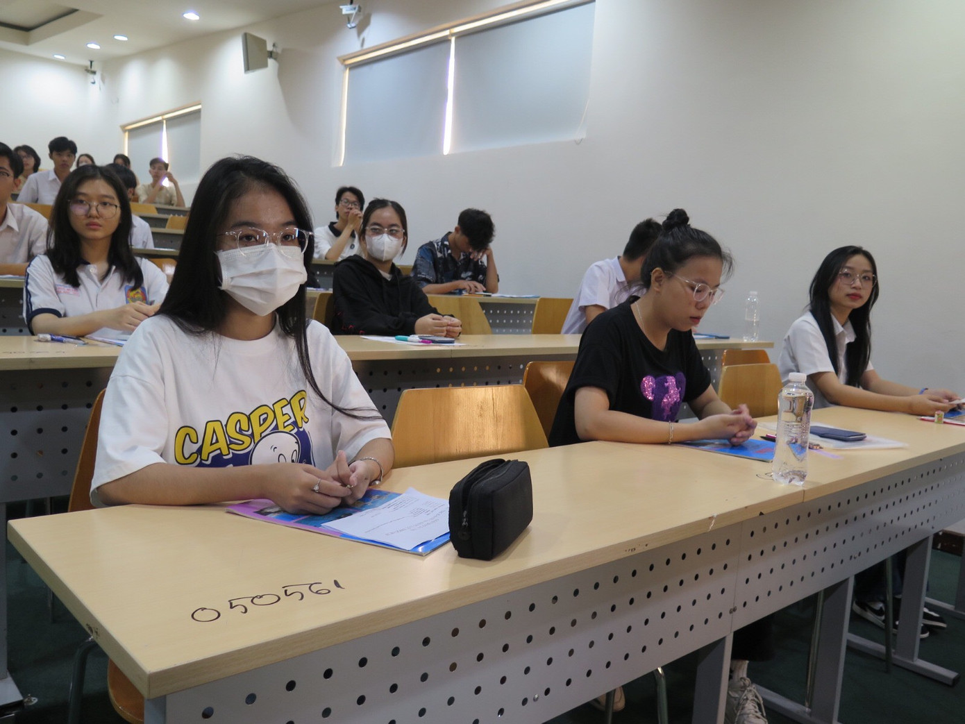 Thí sinh hồi hộp chờ làm bài