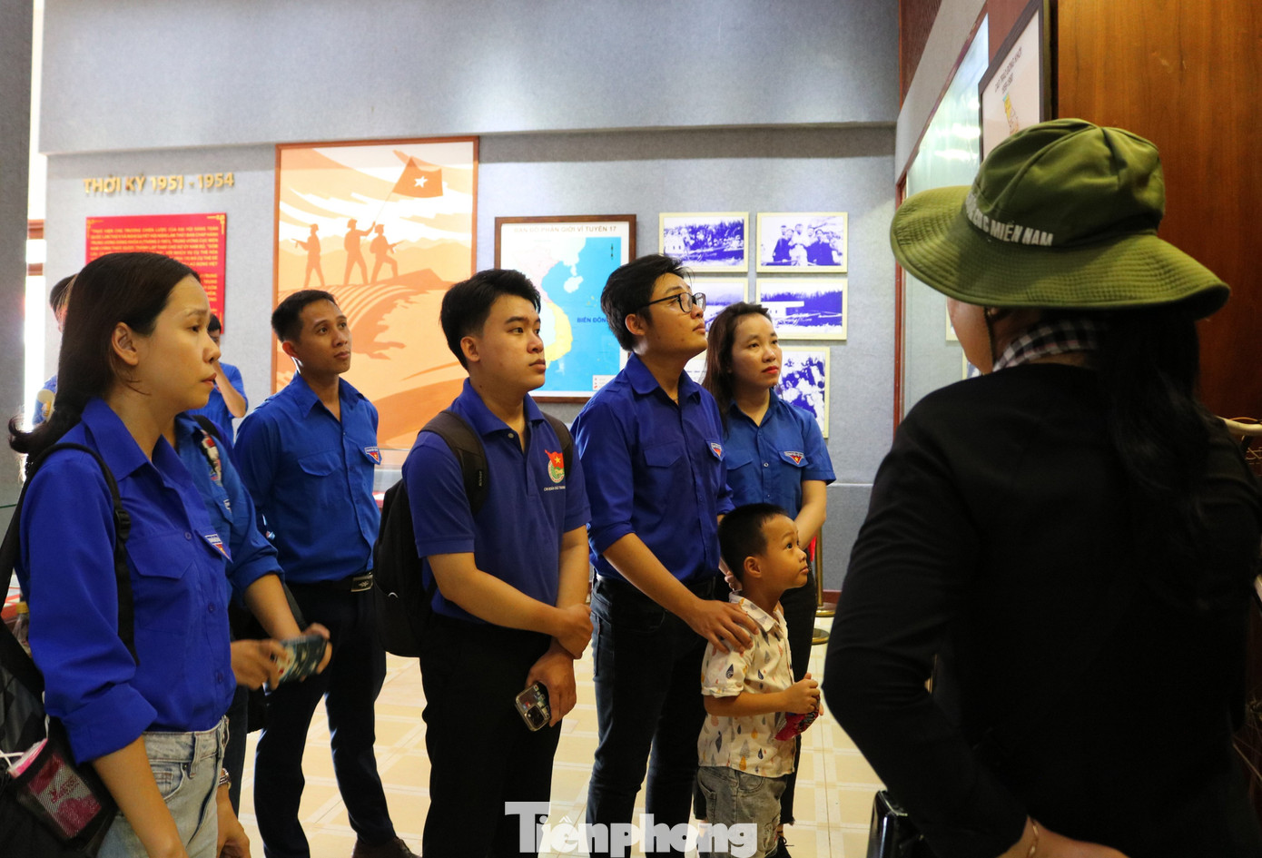 Đoàn thanh niên các cơ sở Đoàn phía Nam thuộc Đoàn cơ quan T.Ư Đoàn tham quan và tìm hiểu về các hiện vật, chiến tích tại Nhà trưng bày ảnh Đoàn thanh niên các cơ sở Đoàn phía Nam thuộc Đoàn cơ quan T.Ư Đoàn tham quan và tìm hiểu về các hiện vật, chiến tích tại Nhà trưng bày ảnh