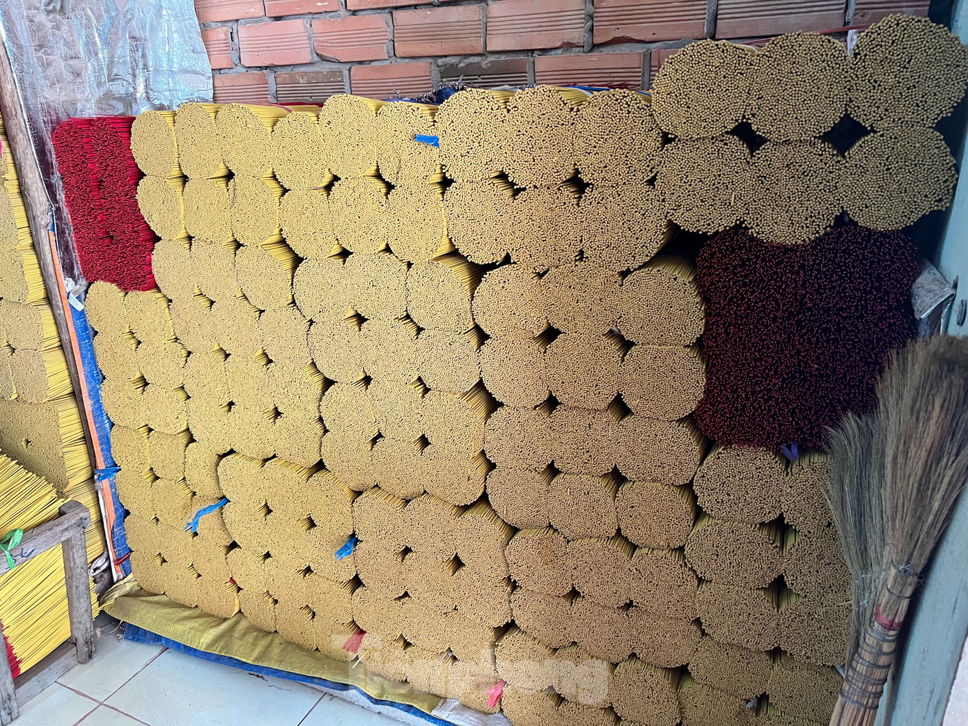 Trung bình mỗi ngày một người làm được 70 - 80 thiên nhang, mỗi thiên nhang khoảng 1.000 cây nhang. Nhang sản xuất tại xã Lê Minh Xuân được cung ứng không chỉ ở TPHCM mà còn đến nhiều tỉnh, thành lân cận. Trung bình mỗi ngày một người làm được 70 - 80 thiên nhang, mỗi thiên nhang khoảng 1.000 cây nhang. Nhang sản xuất tại xã Lê Minh Xuân được cung ứng không chỉ ở TPHCM mà còn đến nhiều tỉnh, thành lân cận.