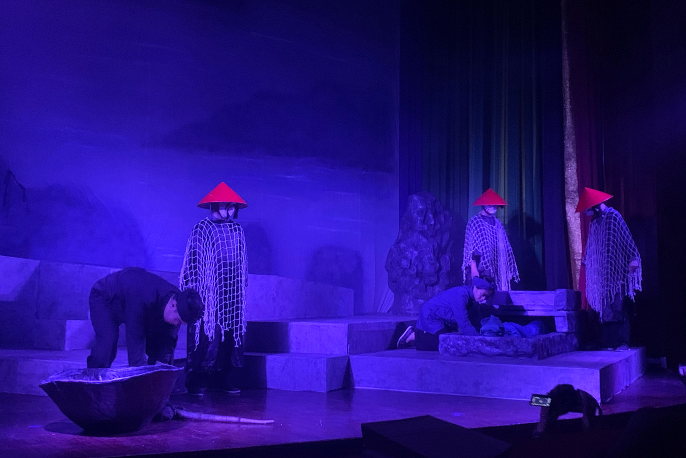 Những cảnh đúc người, hóa người tốt thành người xấu... được trình diễn sống động, gây ấn tượng cho người xem. Ảnh: Thùy Linh.