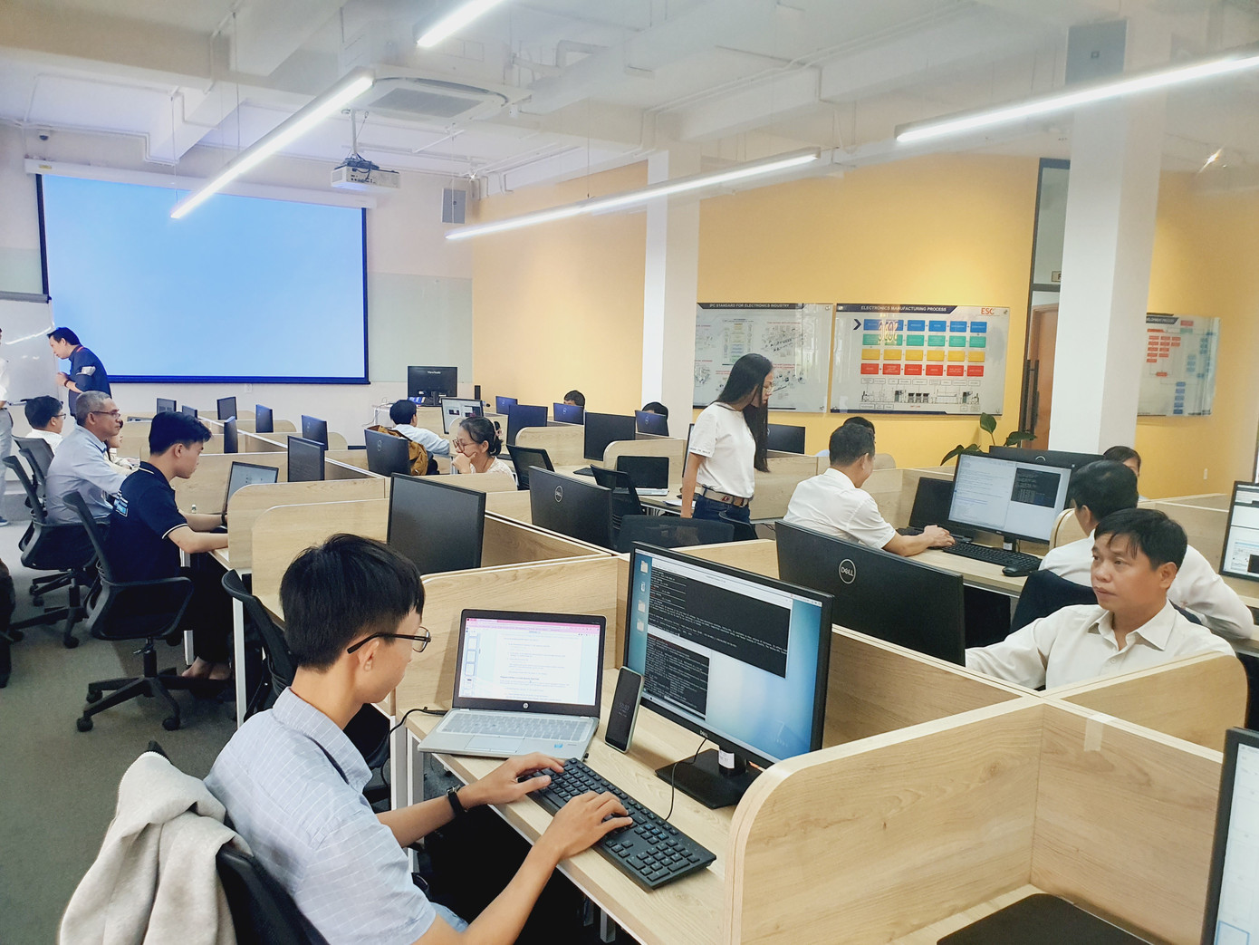 Nhân viên thiết kế vi mạch làm việc tại Khu Công nghệ cao TPHCM (ảnh: Nguyễn Dũng). Nhân viên thiết kế vi mạch làm việc tại Khu Công nghệ cao TPHCM (ảnh: Nguyễn Dũng).