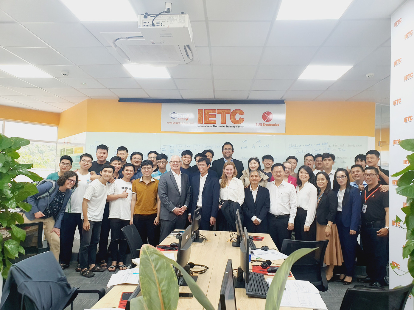 Đoàn Hiệp hội Công nghiệp Bán dẫn Hoa Kỳ cùng Ban Quản lý Khu Công nghệ cao TPHCM tại buổi làm việc ngày 8/12. Đoàn Hiệp hội Công nghiệp Bán dẫn Hoa Kỳ cùng Ban Quản lý Khu Công nghệ cao TPHCM tại buổi làm việc ngày 8/12.