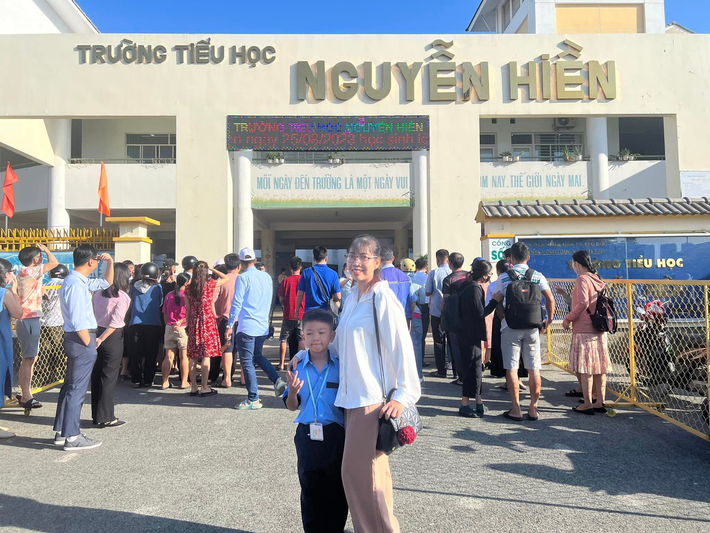 Chị Diệu Anh cùng con trai năm nay vào lớp 1 hào hứng trong ngày đầu đến trường