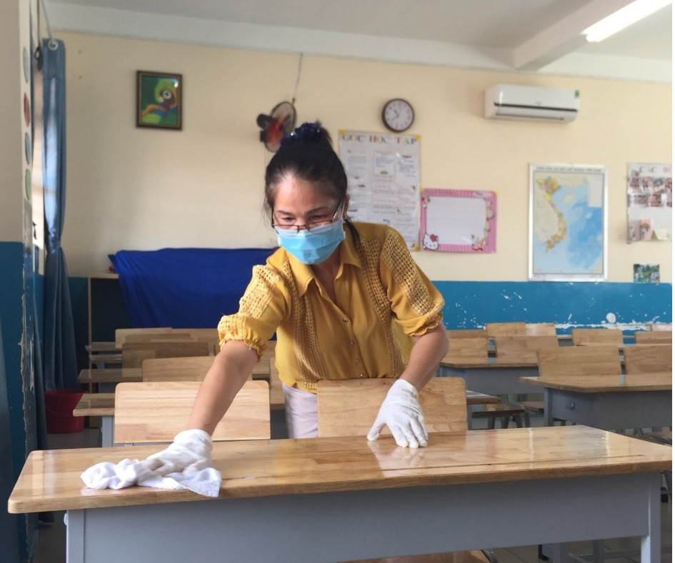 Giáo viên Trường Tiểu học Ngô Quyền, quận Bình Tân đang khử khuẩn, lau dọn bàn ghế để phòng, chống dịch COVID-19 (ảnh: M.Q)