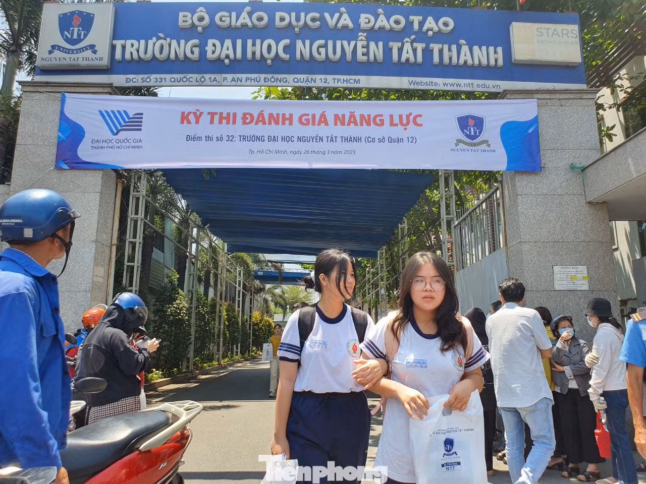 Các thí sinh vừa hoàn thành xong bài thi tại điểm thi số 32. Ảnh: Nguyễn Dũng/ TPO.