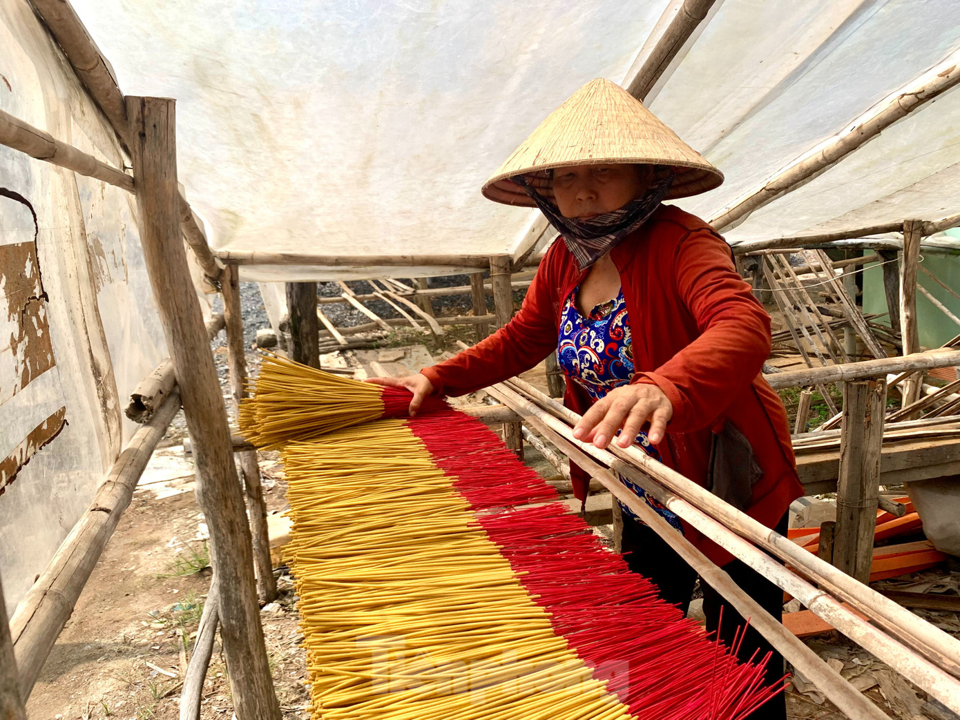 Những con người nơi đây vẫn cần mẫn làm nghề cùng với dòng chảy của thời gian, càng tô đậm thêm nét đẹp văn hoá truyền thống lâu đời của Việt Nam. Những con người nơi đây vẫn cần mẫn làm nghề cùng với dòng chảy của thời gian, càng tô đậm thêm nét đẹp văn hoá truyền thống lâu đời của Việt Nam.