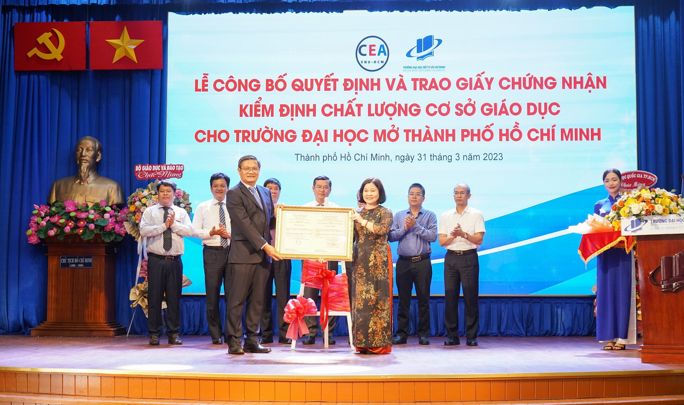 GS Nguyễn Minh Hà- Hiệu trưởng Trường ĐH Mở TPHCM (trái) nhận chứng nhận đạt tiêu chuẩn chất lượng giáo dục theo tiêu chuẩn chất lượng giáo dục từ Trung tâm kiểm định chất lượng giáo dục ĐHQG TPHCM. GS Nguyễn Minh Hà- Hiệu trưởng Trường ĐH Mở TPHCM (trái) nhận chứng nhận đạt tiêu chuẩn chất lượng giáo dục theo tiêu chuẩn chất lượng giáo dục từ Trung tâm kiểm định chất lượng giáo dục ĐHQG TPHCM.