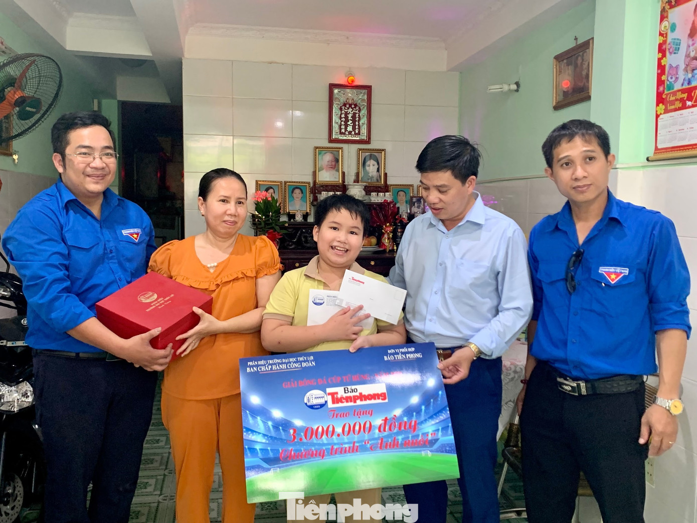 Đoàn Thanh niên báo Tiền Phong cùng Trường Đại học Thuỷ lợi trao quà cho gia đình chị Phương ngày 28/4. (Ảnh: T.L)