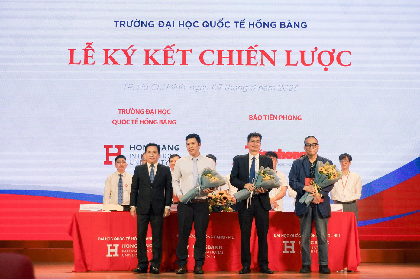 Nhà báo Lý Thành Tâm - Trưởng Cơ quan đại diện báo Tiền Phong tại TPHCM (thứ hai từ phải sang) tại buổi ký kết với Trường Đại học Quốc tế Hồng Bàng và các đơn vị. Nhà báo Lý Thành Tâm - Trưởng Cơ quan đại diện báo Tiền Phong tại TPHCM (thứ hai từ phải sang) tại buổi ký kết với Trường Đại học Quốc tế Hồng Bàng và các đơn vị.