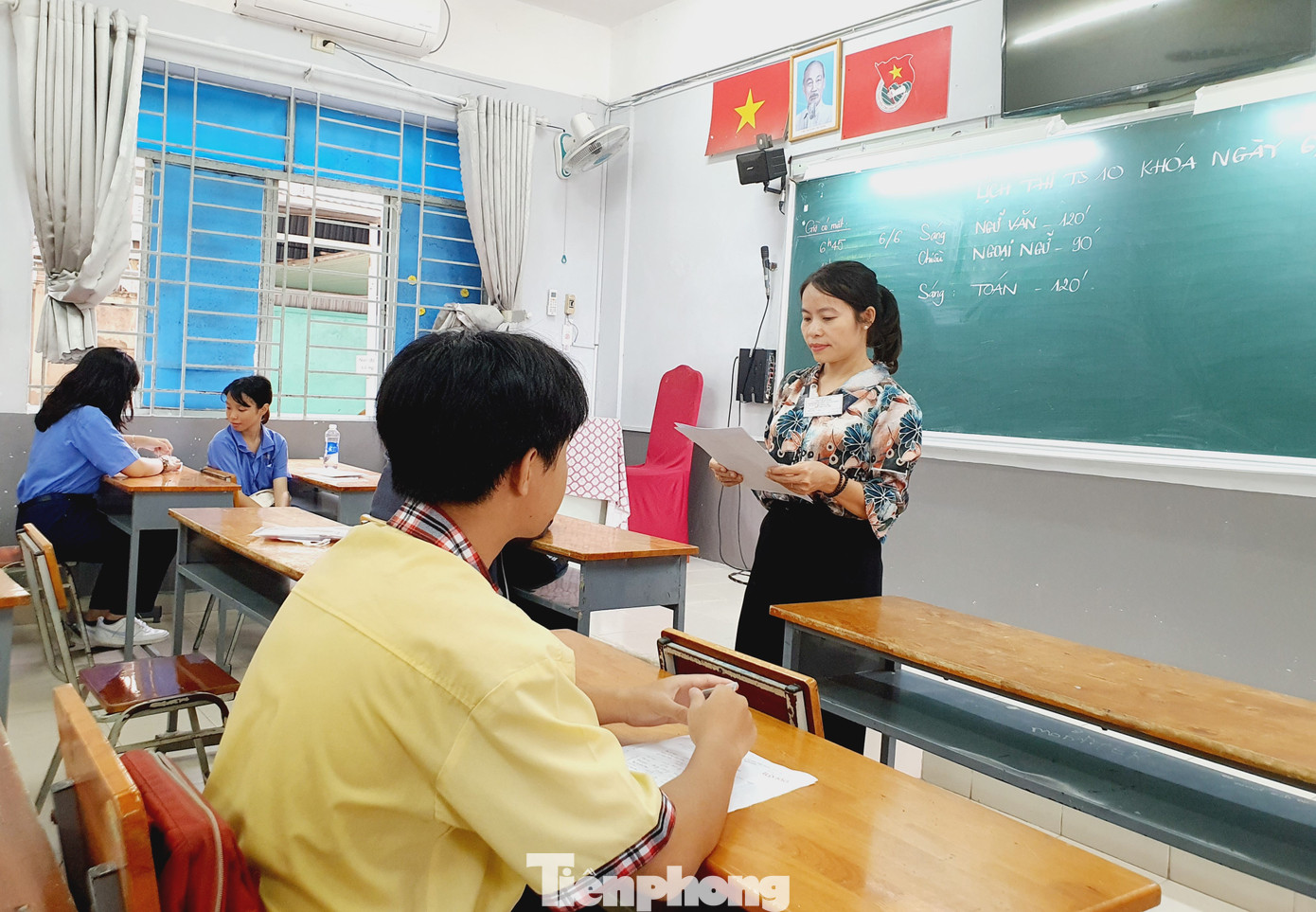 Giám thị phổ biến nội quy với thí sinh tại kỳ thi lớp 10 (ảnh minh họa: Nguyễn Dũng) Giám thị phổ biến nội quy với thí sinh tại kỳ thi lớp 10 (ảnh minh họa: Nguyễn Dũng)