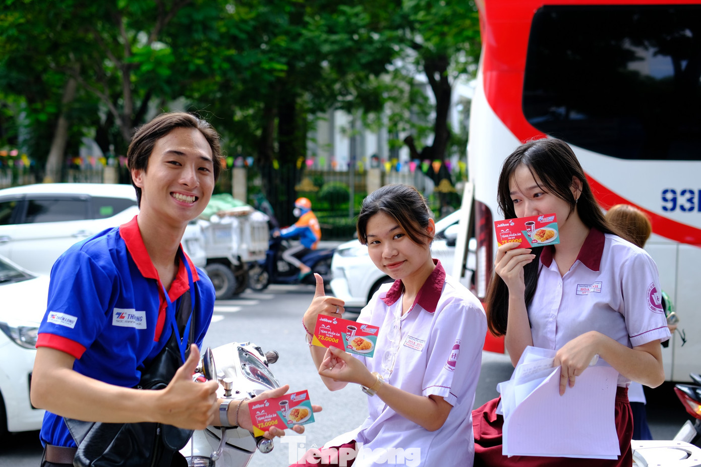 Tình nguyện viên tặng voucher ăn trưa cho sĩ tử sau buổi thi Tình nguyện viên tặng voucher ăn trưa cho sĩ tử sau buổi thi